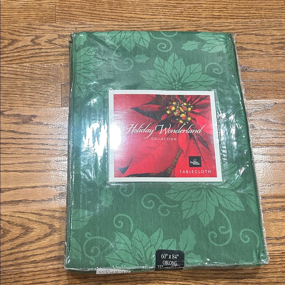 WONDERLAND Holiday Green Tablecloth
